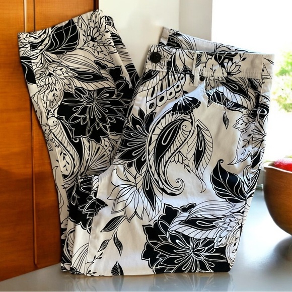 Chico’s Sateen Palm Springs White Black Floral Crops Size 0 Reg 4/6 - Picture 3 of 11